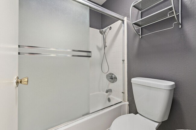 Building Photo - 2Bd/2Bth Condo, hardwood floor, balcony