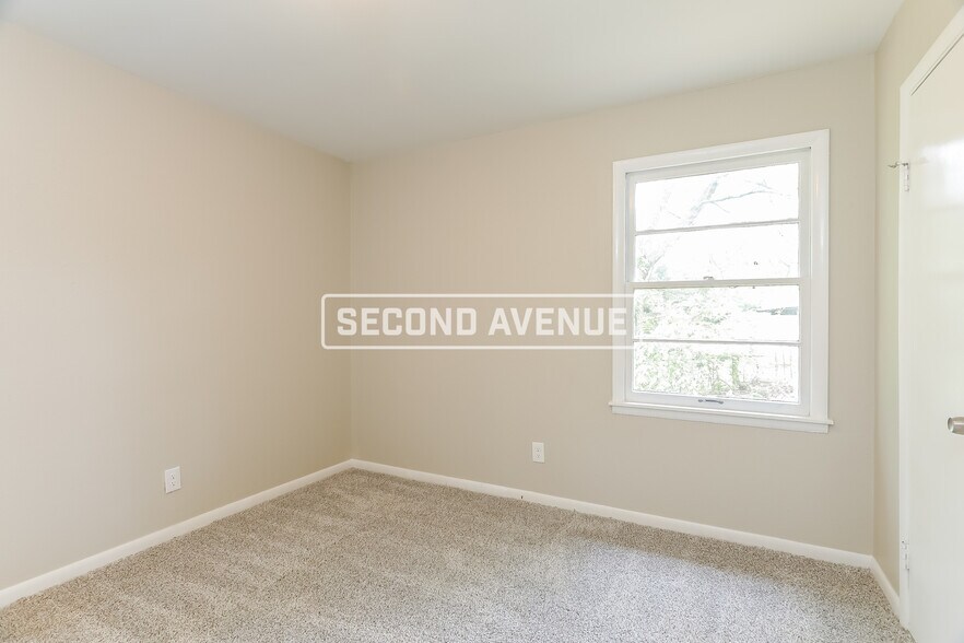 Building Photo - 241 Lake Dr NE