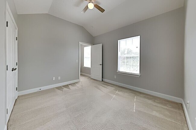 Building Photo - 844 Daybreak Dr
