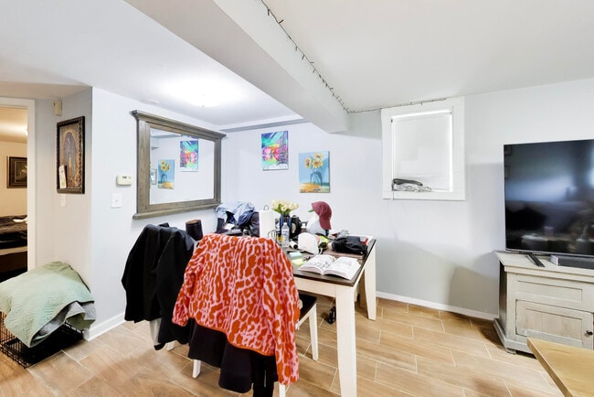 Building Photo - 5057 W Dakin St