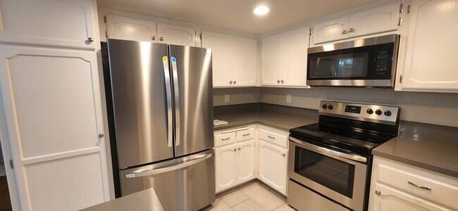 Building Photo - 6863 Alderwood Dr