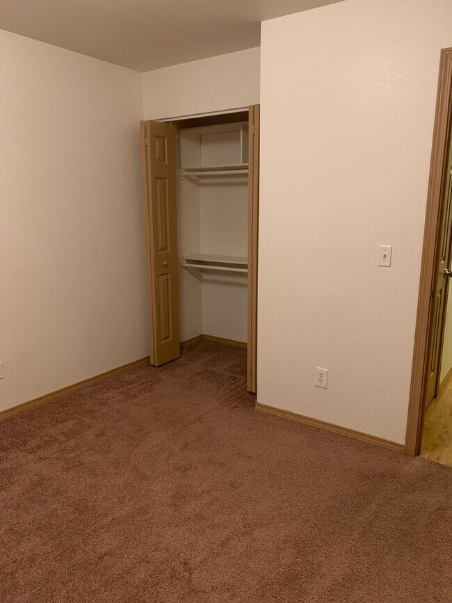 Building Photo - AVAILABLE NOW!! West side - 2 Bdrm, 1 Bath