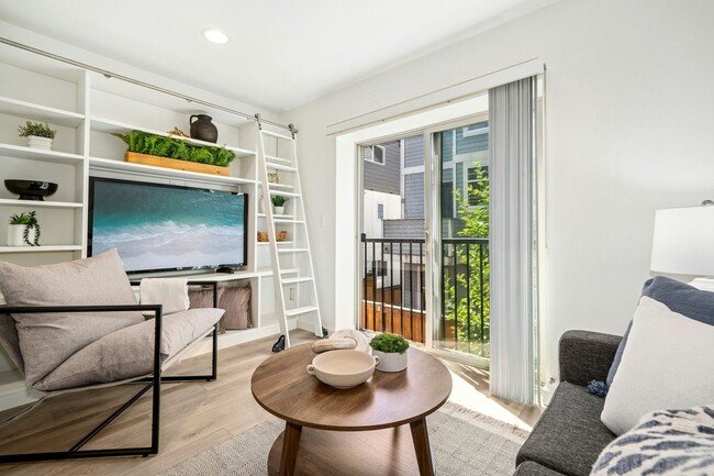 Building Photo - Columbia City Townhome