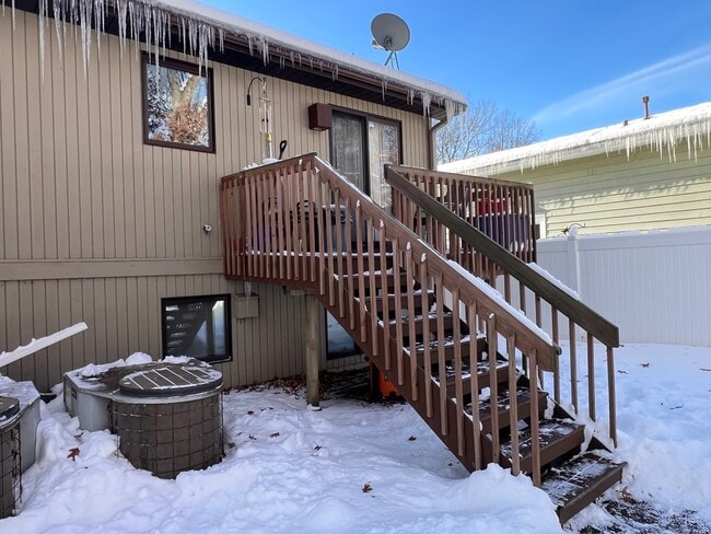 Building Photo - 509 E Lake Ave