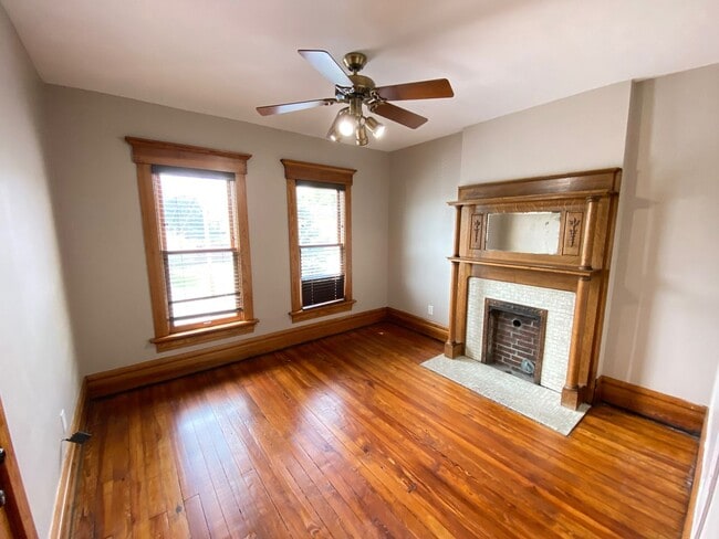 Building Photo - Huge Brick House! Free Parking!