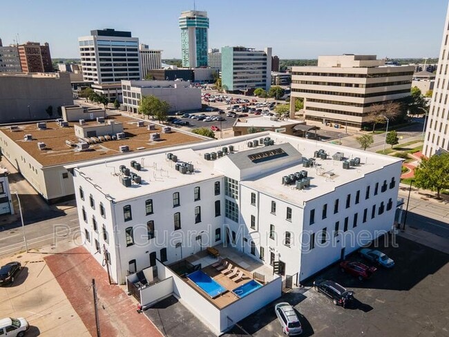 Building Photo - 300 N Main St