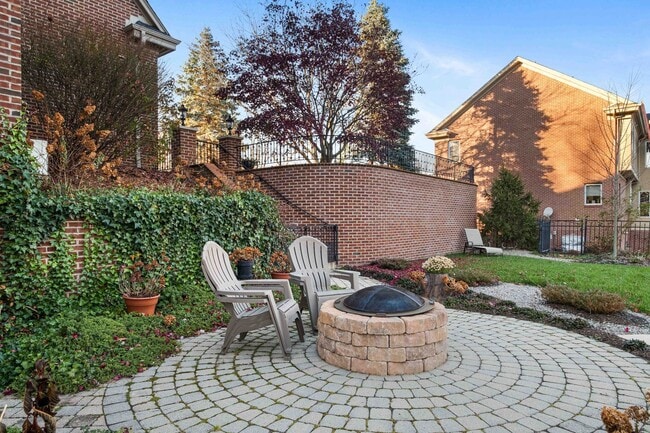 Building Photo - Fully-Furnished Luxurious Home in Nevillewood