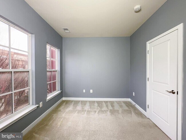 Building Photo - 5722 45th Ave