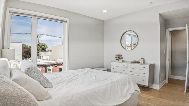 Building Photo - Luxury Fishtown Apartment With Parking!