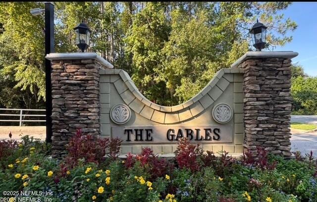 Building Photo - 385 Scrub Jay Dr