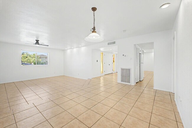 Building Photo - Great Tempe Home with Diving Pool