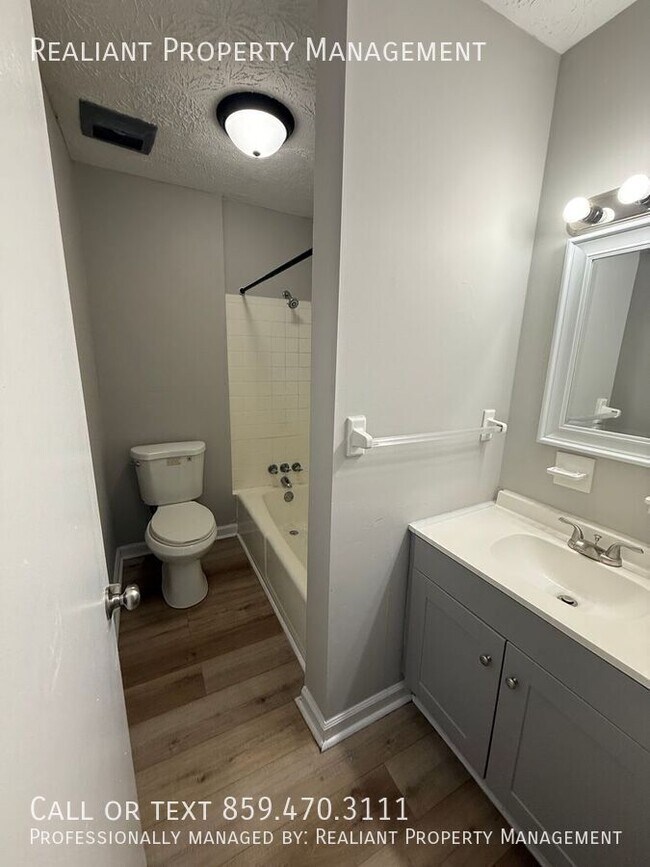 Building Photo - 2069 Fontaine Rd