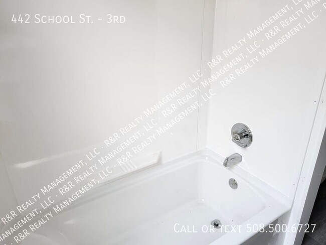 Building Photo - 442 School St