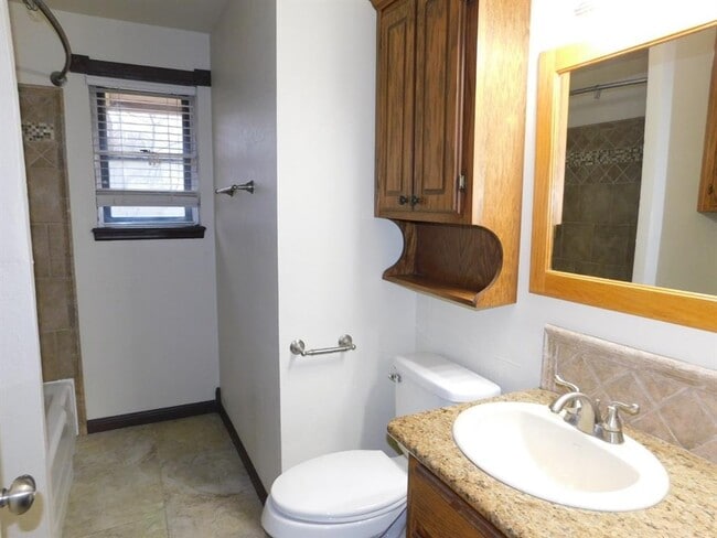 Building Photo - 4813 Woodview Dr