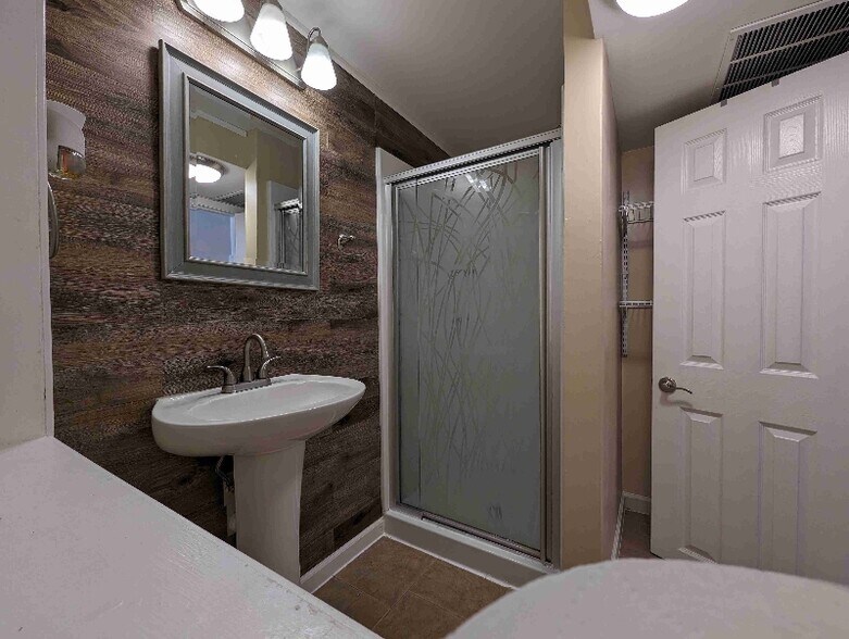 Building Photo - 275 E Lake Dr