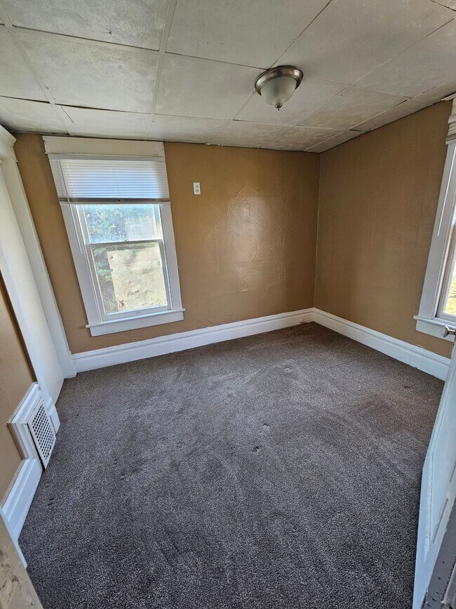 Building Photo - 706 Spring St