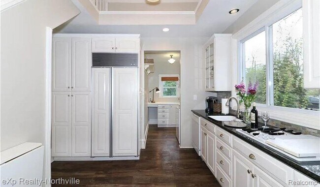 Building Photo - 212 S Pontiac Trail