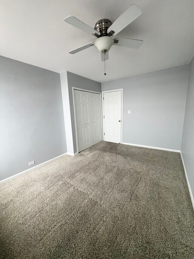 Building Photo - 3410 N Lake Shore Dr