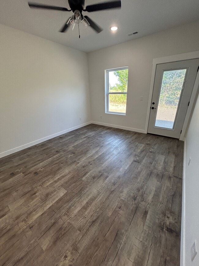 Building Photo - 585 Panich St