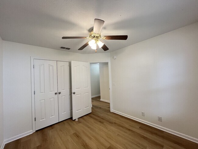 Building Photo - FRESHLY UPDATED RENTAL W/ FIREPLACE & FENC...