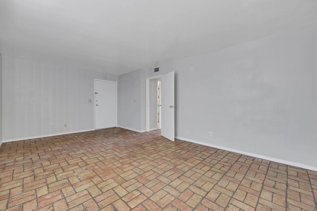 Building Photo - 1520 Hialeah Dr