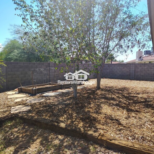 Building Photo - 1557 E Grove Ave