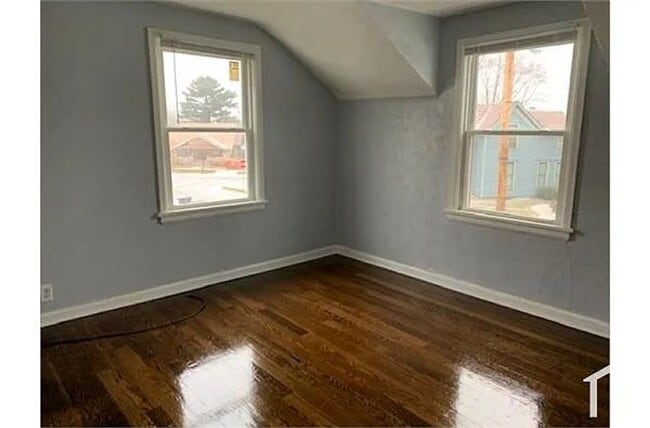 Building Photo - 2 bed 1 bath duplex $1100/mo