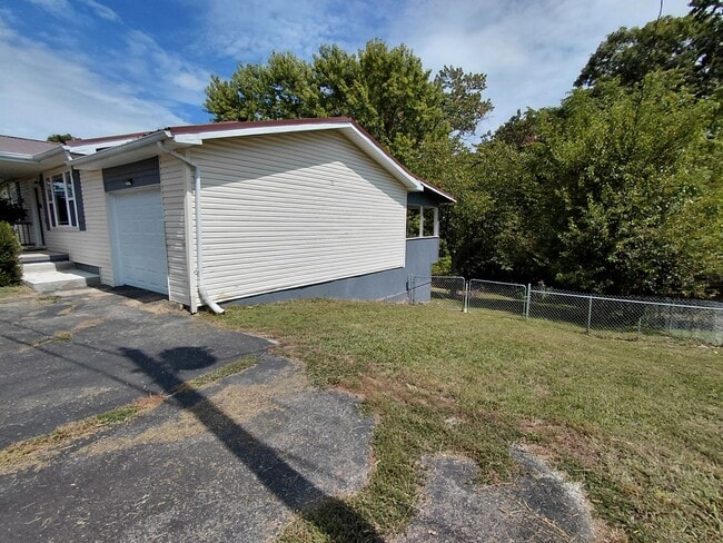 Building Photo - Home close To FLW