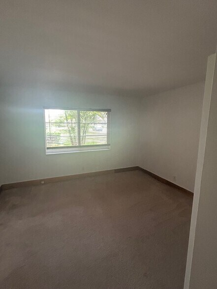Building Photo - 124 NE 19th Ct
