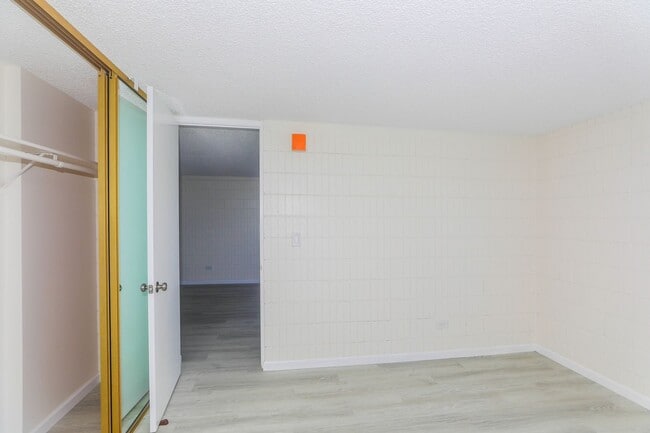 Building Photo - Sunset Lakeview - Fully renovated 3 bedroom, 2 bath on lower floor comes with tandem parking for ...