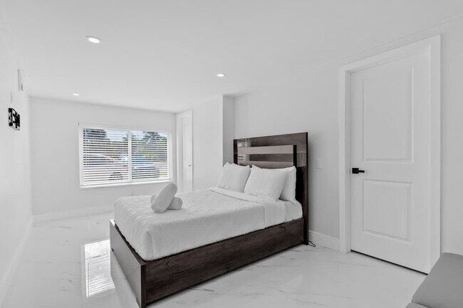 Building Photo - 871 NW 23rd Terrace