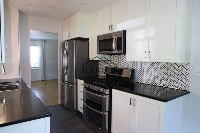 Building Photo - 406 18th Ave SW