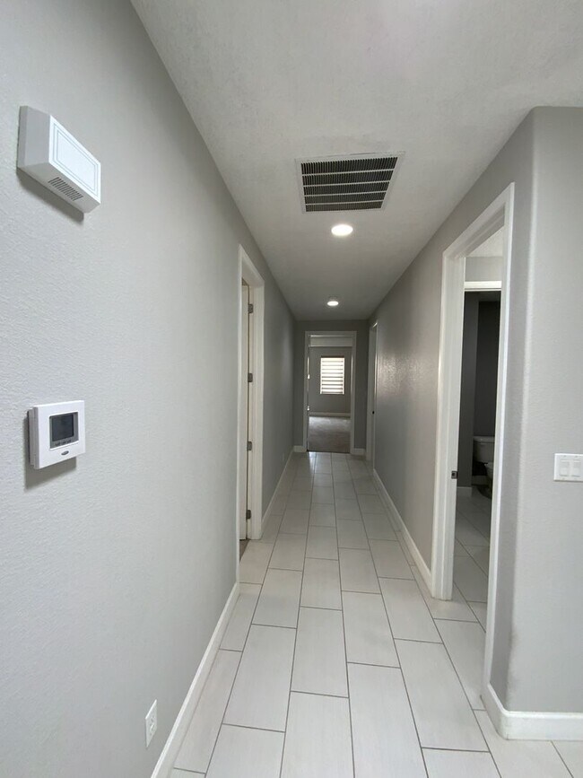 Building Photo - 3 Bedroom & An Office Luxury Home Availabl...