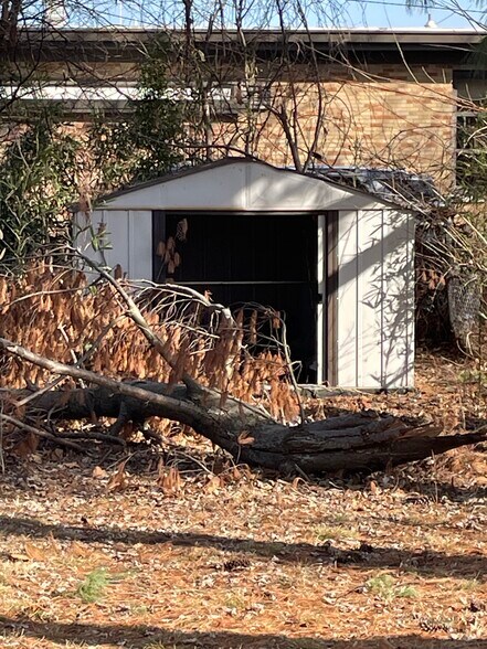 Building Photo - 228 Whitelaw Ave