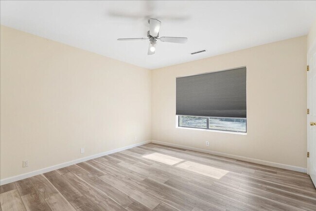 Building Photo - 2717 Knollwood Dr