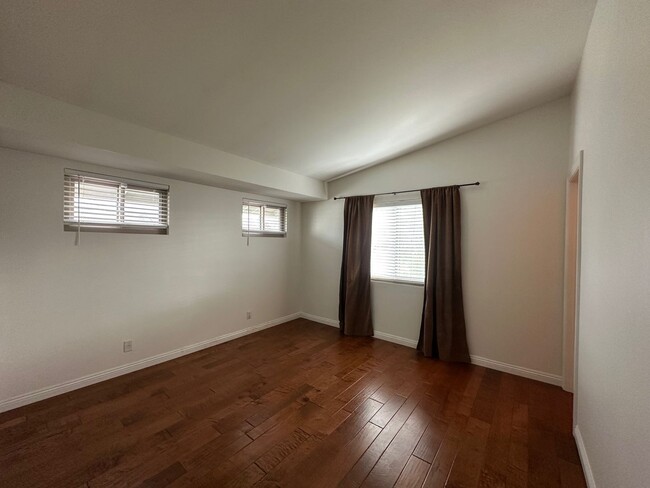 Building Photo - Spacious Townhome with Inviting Large Pati...