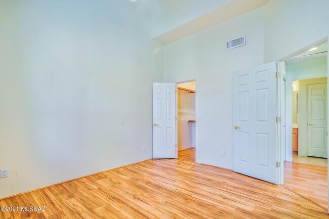 Building Photo - 2421 W Via Di Silvio