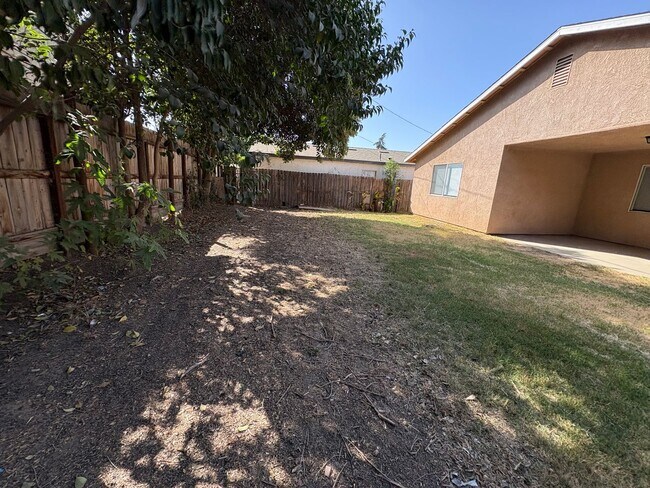 Building Photo - 1747 W Connelly Ave