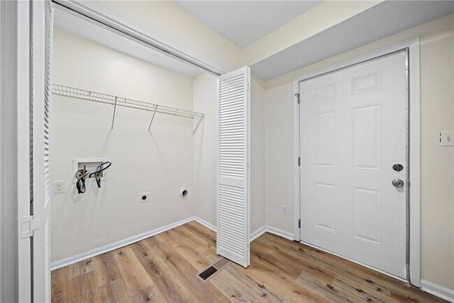 Building Photo - 1467 Thompson Pl