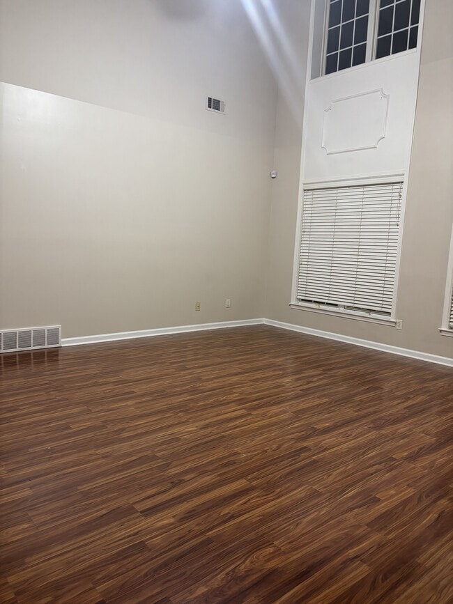 Building Photo - 203 Walnut Gardens Dr