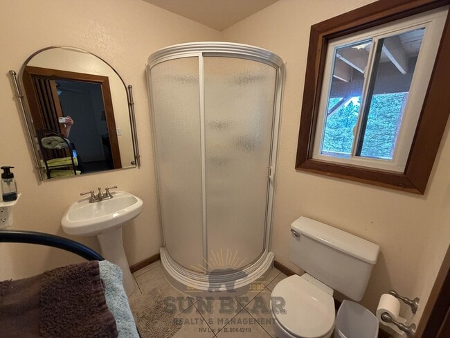 Building Photo - 2 Bedroom Duplex in Tyrolia! Summer pool!