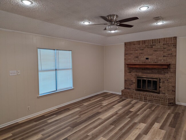 Building Photo - Updated 4 Bedroom, 2 Bath Home in Whitehou...