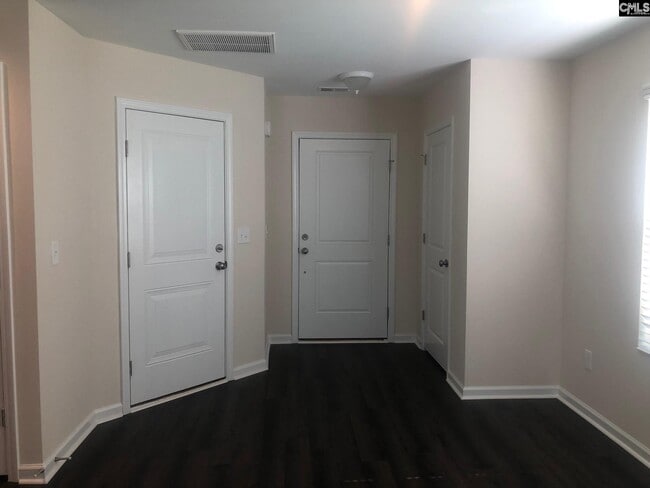 Building Photo - 1057 Roscoe Rd