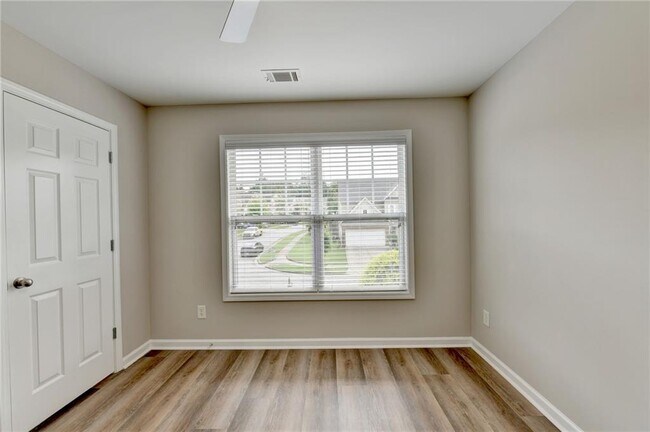 Building Photo - 2208 Staunton Dr NW