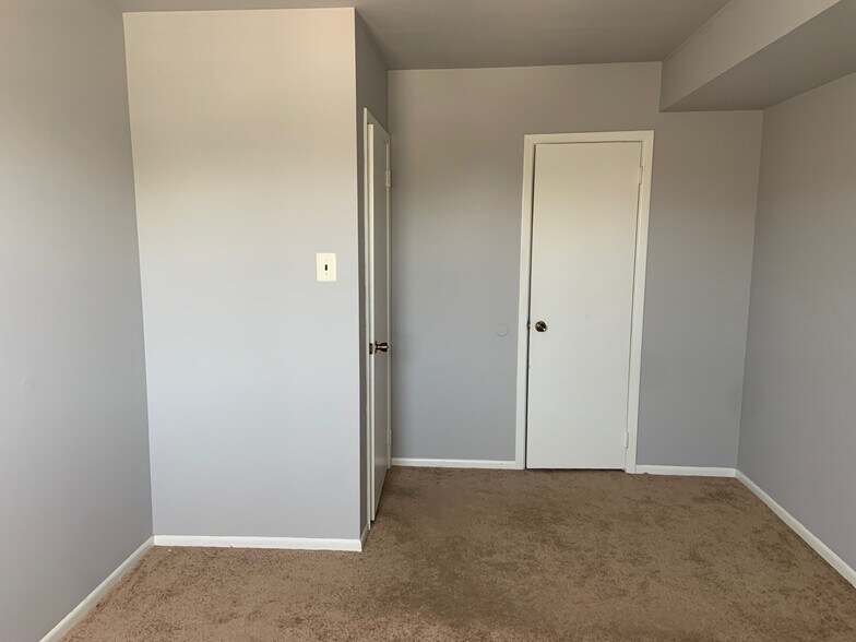 Bedroom 1 - 2002 Arthur St