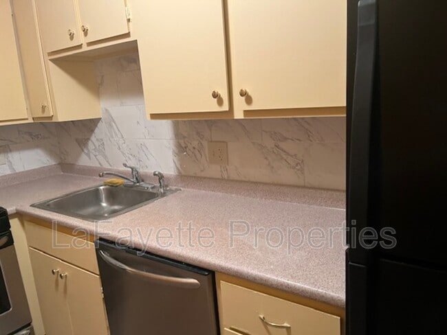 Building Photo - 10 Kenmar Dr