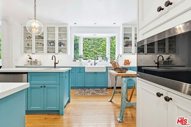 Building Photo - 516 S Rimpau Blvd