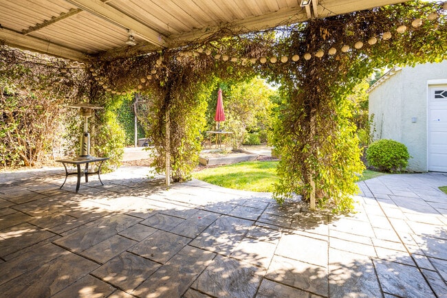 Building Photo - 10744 Charnock Rd