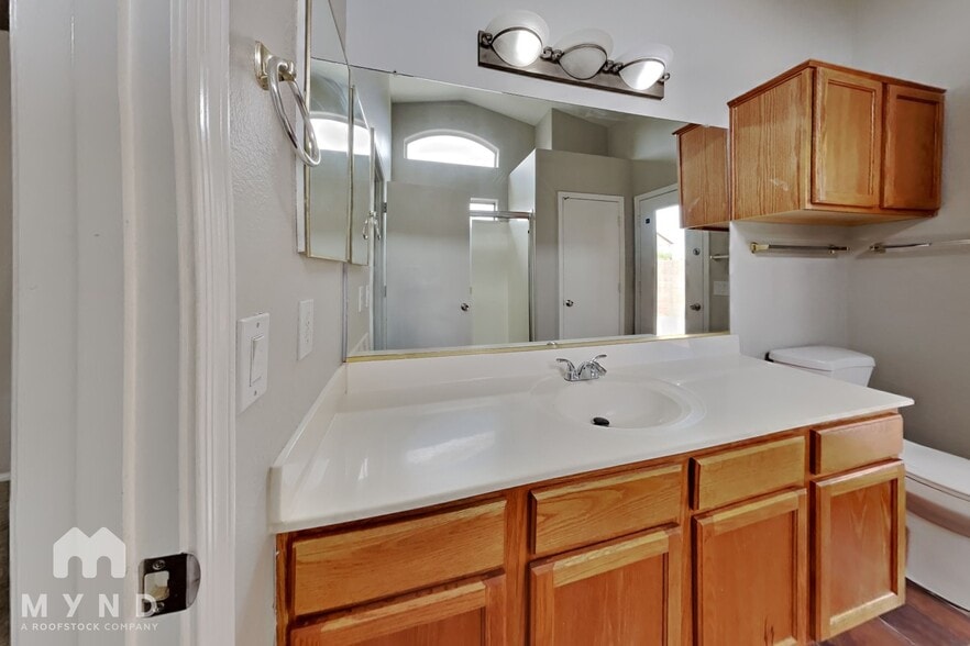 Building Photo - 714 E Lovegrass Dr