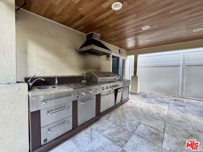 Building Photo - 6234 Carpenter Ave